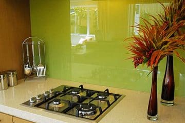 Cách chọn kính màu trang trí cho không gian bếp
