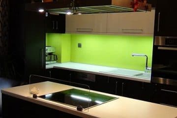 Cách sản xuất kính màu ốp bếp