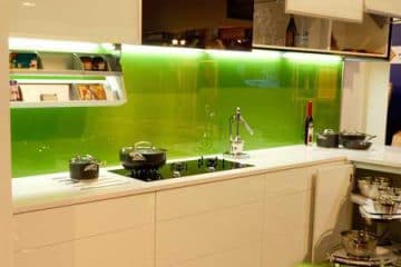 Cách lựa chọn kính màu ốp bếp cho không gian hẹp