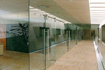 Những điều bạn chưa biết về vách kính cường lực